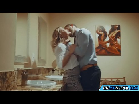 ❤️ Pe a faaosoosoina oe e se blonde busty i totonu o se faletaele lautele ☑ Pono ❌